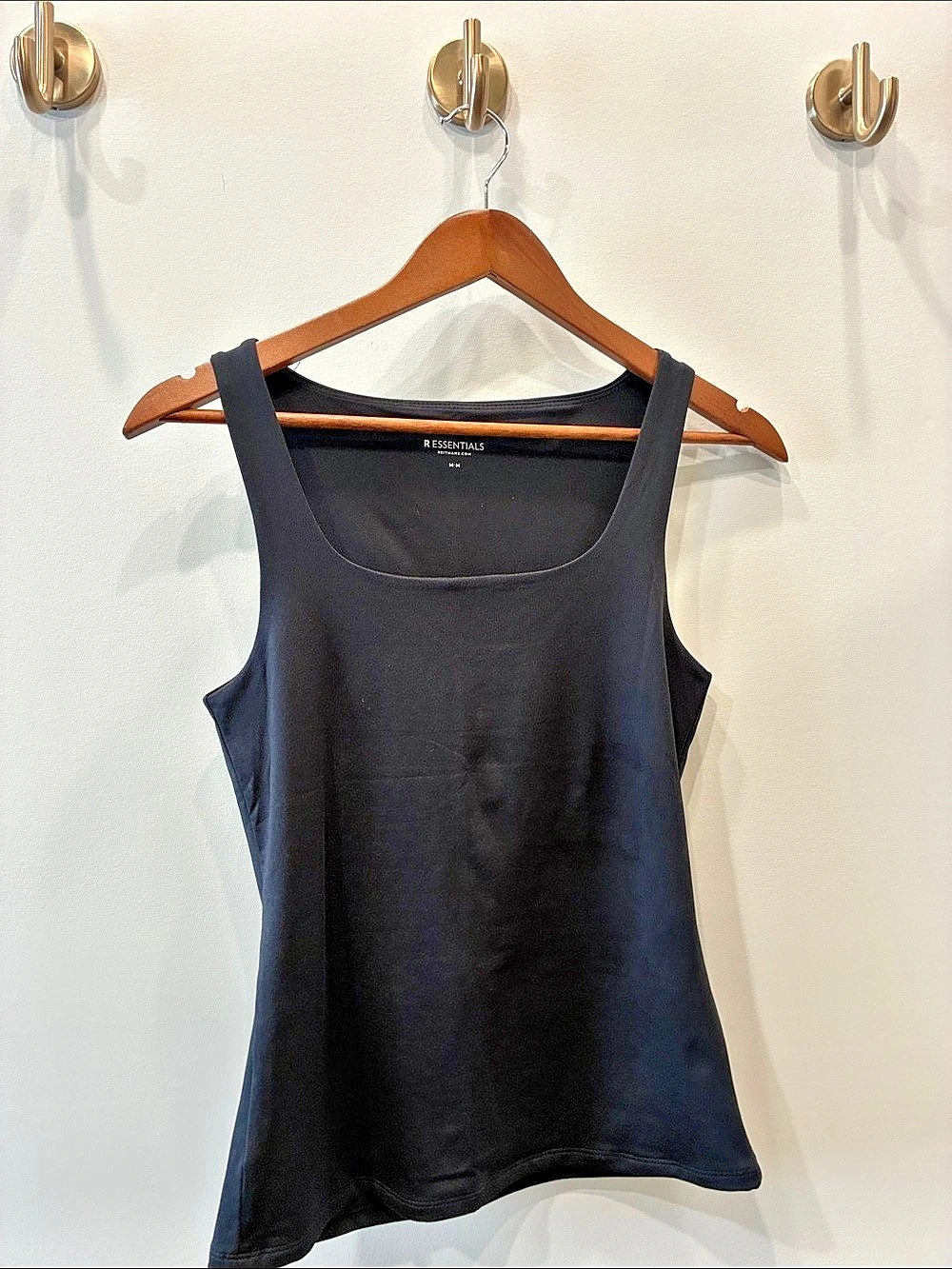 Reitmans R Essentials Square Neck Fitted Tank Top Black / Size Medium